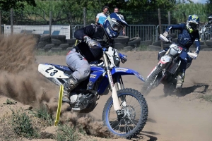 Les pilotes mordent la poussière au motocross de Lapte