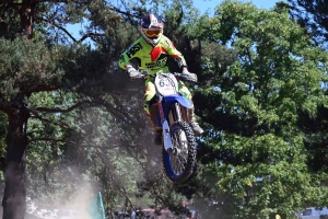 Les pilotes mordent la poussière au motocross de Lapte