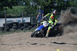 Les pilotes mordent la poussière au motocross de Lapte