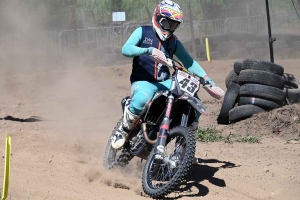 Les pilotes mordent la poussière au motocross de Lapte