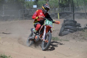 Les pilotes mordent la poussière au motocross de Lapte