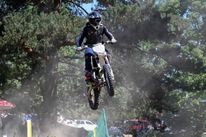 Les pilotes mordent la poussière au motocross de Lapte