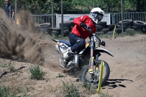 Les pilotes mordent la poussière au motocross de Lapte