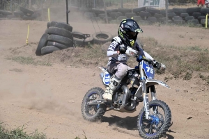 Les pilotes mordent la poussière au motocross de Lapte