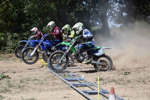 Les pilotes mordent la poussière au motocross de Lapte