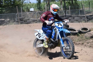 Les pilotes mordent la poussière au motocross de Lapte