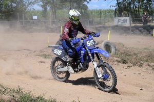 Les pilotes mordent la poussière au motocross de Lapte