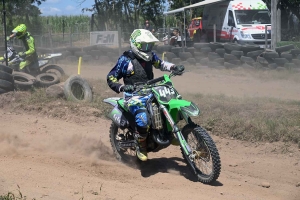 Les pilotes mordent la poussière au motocross de Lapte