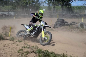 Les pilotes mordent la poussière au motocross de Lapte