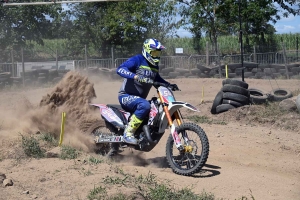 Les pilotes mordent la poussière au motocross de Lapte