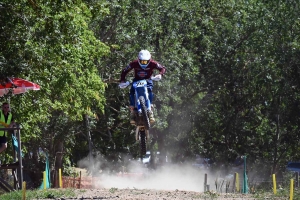 Les pilotes mordent la poussière au motocross de Lapte