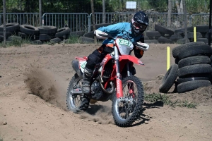 Les pilotes mordent la poussière au motocross de Lapte