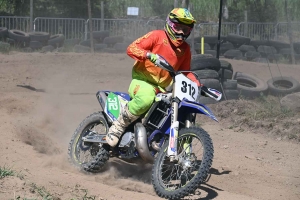 Les pilotes mordent la poussière au motocross de Lapte