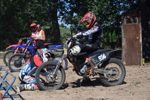 Les pilotes mordent la poussière au motocross de Lapte