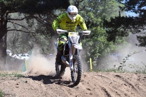 Les pilotes mordent la poussière au motocross de Lapte