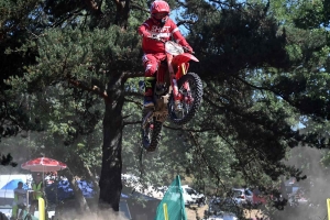 Les pilotes mordent la poussière au motocross de Lapte