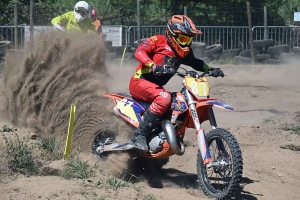 Les pilotes mordent la poussière au motocross de Lapte