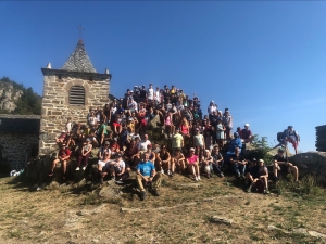 Traditionnelle photo de rentrée devant la chapelle Crédit DR