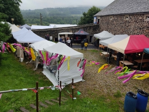 On peut manger, goûter, se désaltérer, à l&#039;abri sous les tentes, de la pluie.. ou du soleil