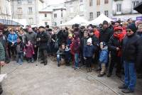 Yssingeaux : une horde de spectateurs pour la tuaille du cochon (vidéo)