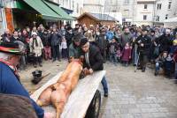 Yssingeaux : une horde de spectateurs pour la tuaille du cochon (vidéo)