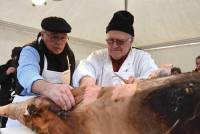 Yssingeaux : une horde de spectateurs pour la tuaille du cochon (vidéo)