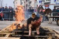 Yssingeaux : une horde de spectateurs pour la tuaille du cochon (vidéo)