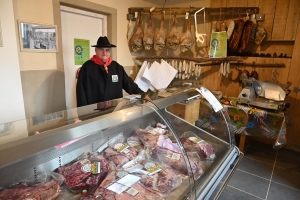 Il reprend le bistrot de Chaudeyrolles et ajoute une boucherie-charcuterie