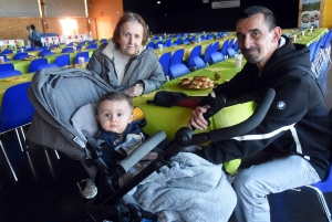 Swan avec son papa et sa grand-mère pendant que maman travaillait