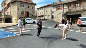 Dix jeunes ont restauré les volets et les portes de la mairie à Lapte