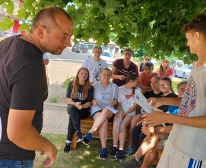 Dix jeunes ont restauré les volets et les portes de la mairie à Lapte