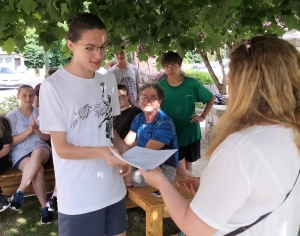 Dix jeunes ont restauré les volets et les portes de la mairie à Lapte