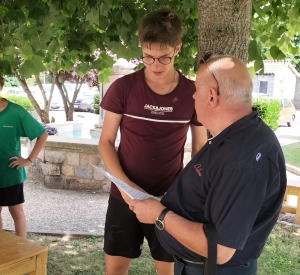 Dix jeunes ont restauré les volets et les portes de la mairie à Lapte