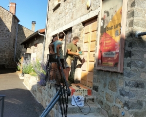 Dix jeunes ont restauré les volets et les portes de la mairie à Lapte