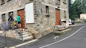 Dix jeunes ont restauré les volets et les portes de la mairie à Lapte