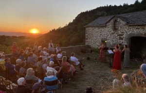 Saint-Julien-du-Pinet : un concert de flûtes sous le coucher de soleil à Glavenas