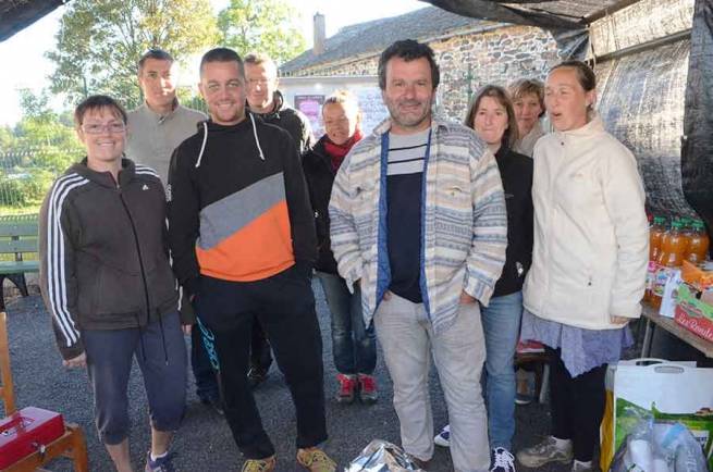 L&#039;APE organise plusieurs manifestations pour soutenir les activités de l&#039;école publique.|Une cinquantaine de personnes ont participé à la randonnée.|Des tartes salées et sucrées étaient également à vendre.|||