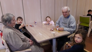 Un après-midi à l&#039;Ephad pour les élèves de l&#039;école maternelle Louise-Michel