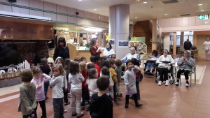 Un après-midi à l&#039;Ephad pour les élèves de l&#039;école maternelle Louise-Michel