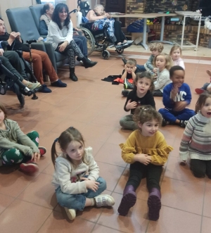 Un après-midi à l&#039;Ephad pour les élèves de l&#039;école maternelle Louise-Michel