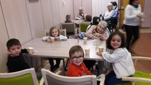 Un après-midi à l&#039;Ephad pour les élèves de l&#039;école maternelle Louise-Michel