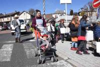 Le Mazet-Saint-Voy : le défilé des écoliers sur le thème du tri des déchets