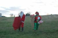 Le Père Noël et son lutin ont dévalé la coline.