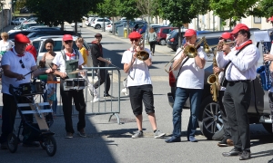 Des notes, des chalands et du soleil sur la braderie de Monistrol