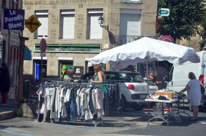 Des notes, des chalands et du soleil sur la braderie de Monistrol