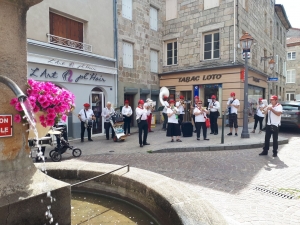 Des notes, des chalands et du soleil sur la braderie de Monistrol