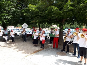 Des notes, des chalands et du soleil sur la braderie de Monistrol