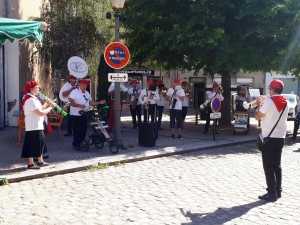 Des notes, des chalands et du soleil sur la braderie de Monistrol