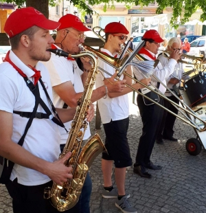 Des notes, des chalands et du soleil sur la braderie de Monistrol