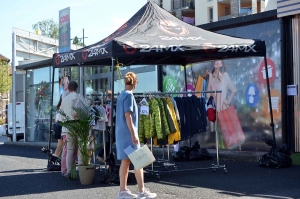 Des notes, des chalands et du soleil sur la braderie de Monistrol